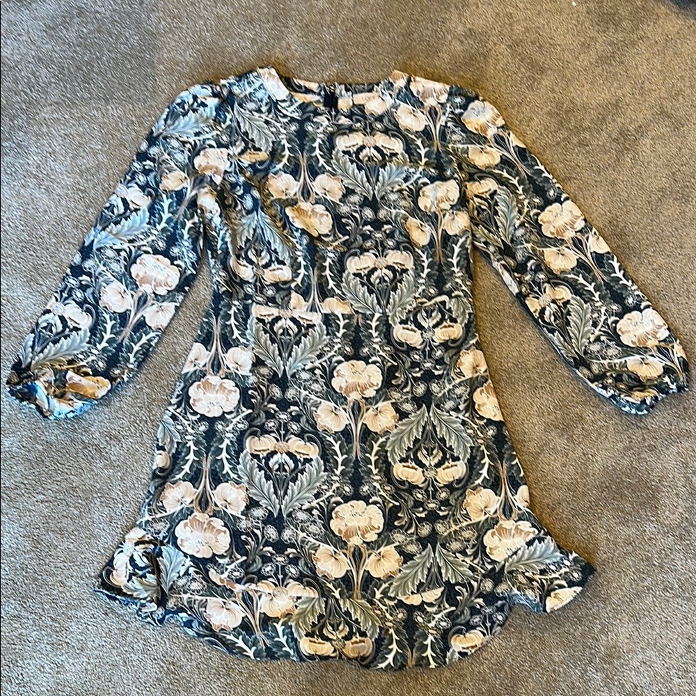 NWT women’s lightweight dress in blue and Cream. Size 6